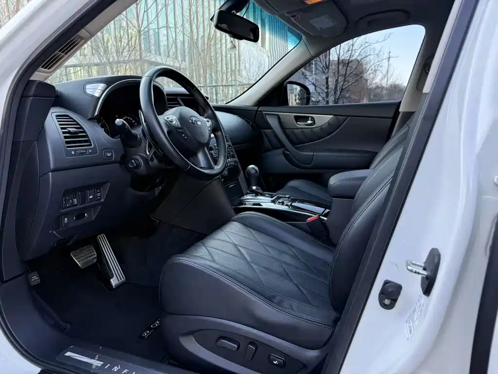 Infiniti QX70 2015 — фото 4