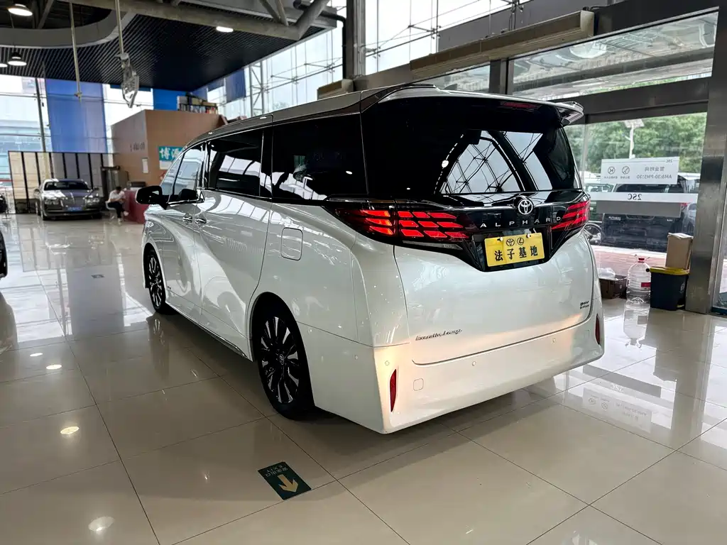 Toyota Alphard 2024 — фото 24