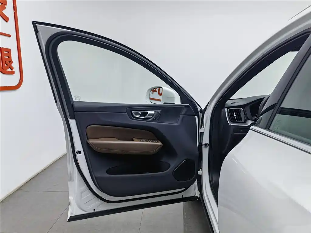 Volvo XC60 2023 — фото 8