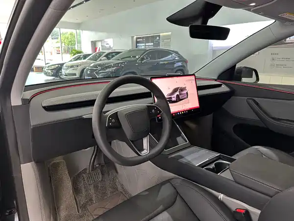Tesla Model Y 2025