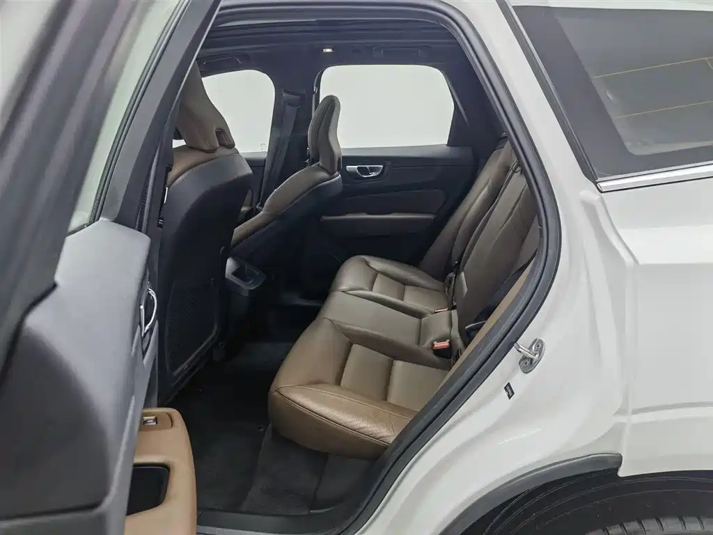 Volvo XC60 2023 — фото 15