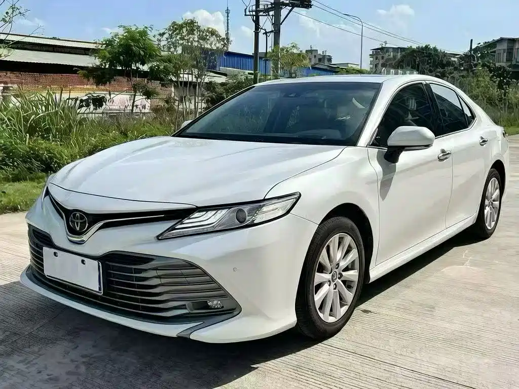 Toyota Camry 2021 — фото 1