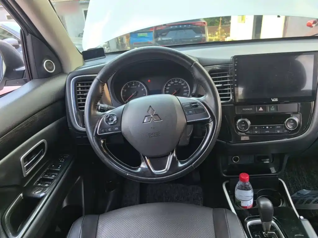 Mitsubishi Outlander 2018 — фото 11