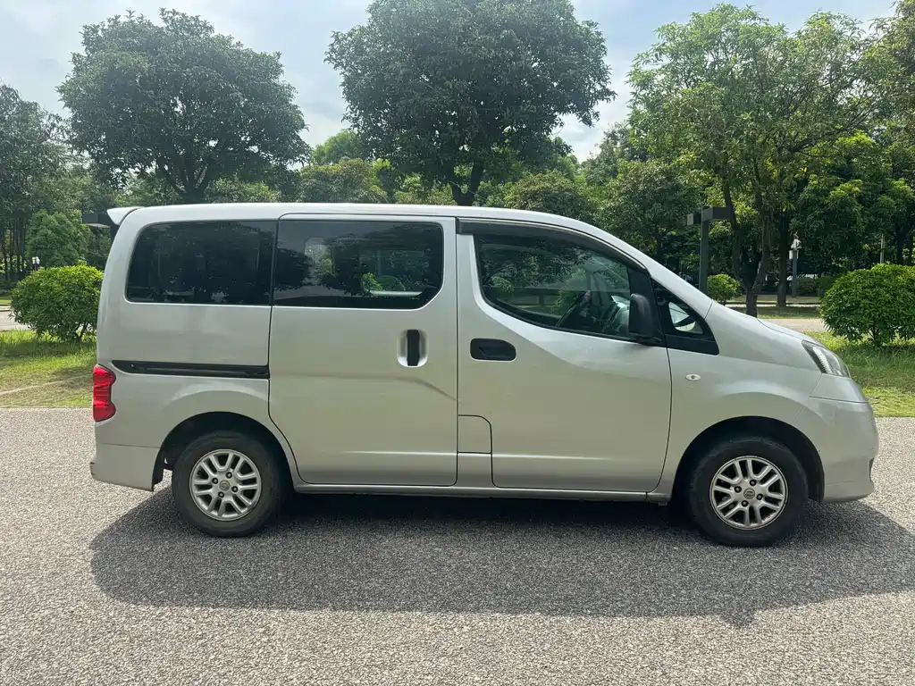 Nissan NV200 2011