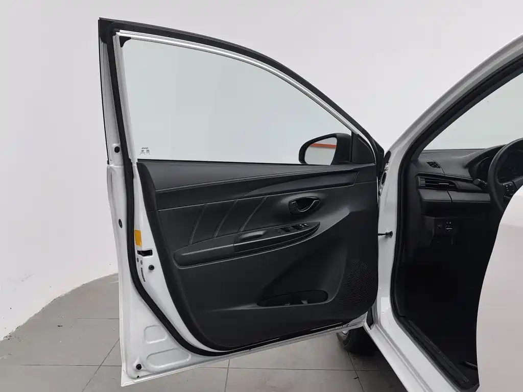 Toyota Yaris L 2019 — фото 8