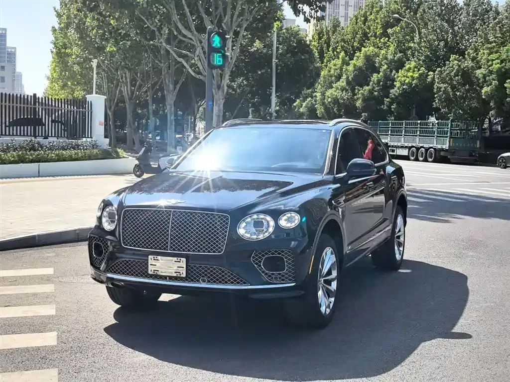 Bentley Bentayga 2023 — фото 1