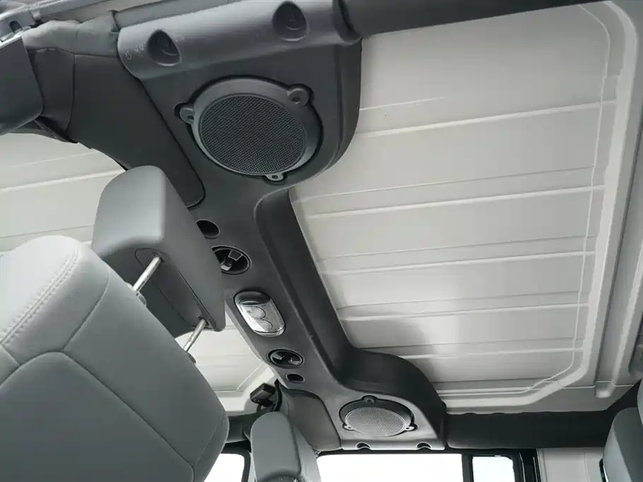 Jeep Wrangler 2010 — фото 26