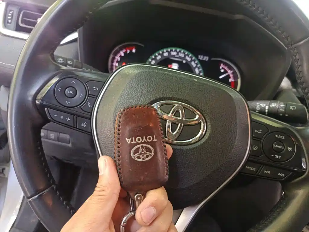 Toyota RAV4 2022 — фото 12
