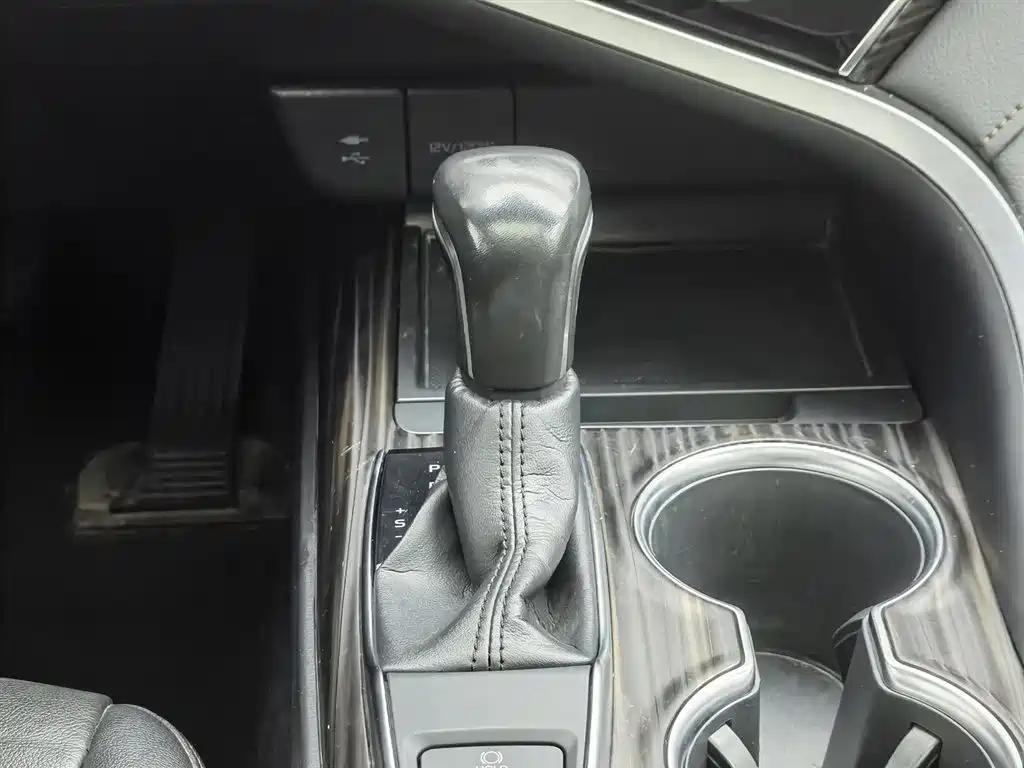 Toyota Camry 2018 — фото 13