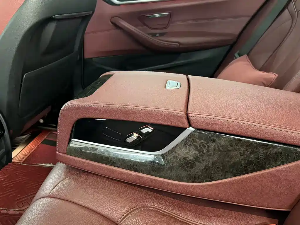 BMW 5 Series 2019 — фото 18