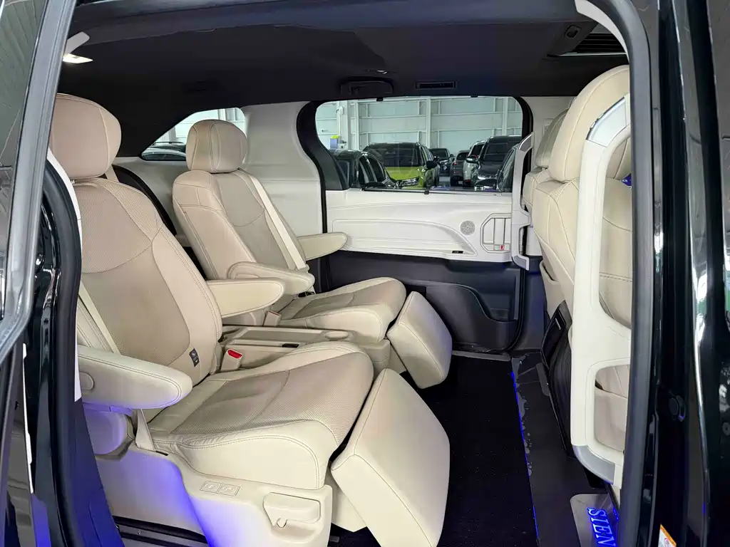 Toyota Sienna 2023 — фото 16