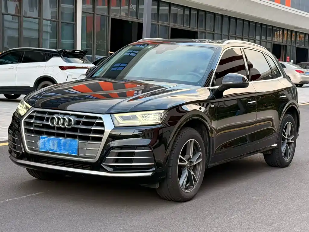 Audi Q5L 2021 — фото 1