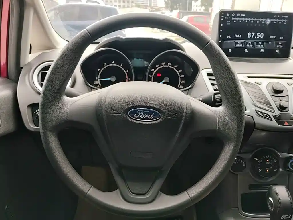 Ford Fiesta 2015 — фото 11