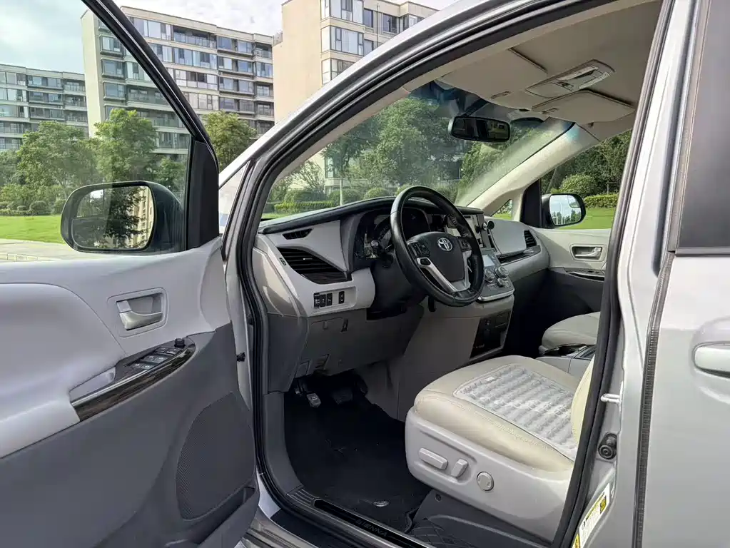 Toyota Sienna 2017 — фото 14