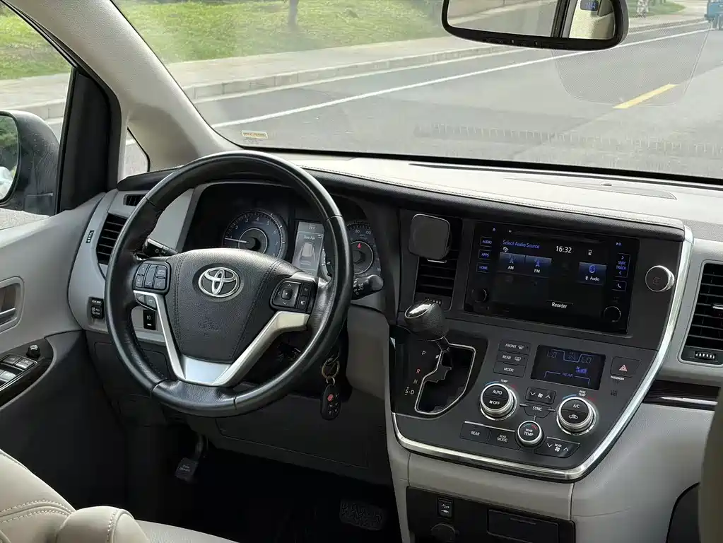 Toyota Sienna 2017 — фото 17