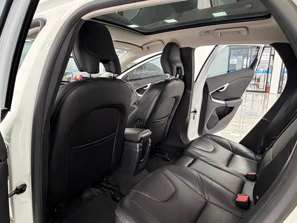 Volvo V40 2017 — фото 10