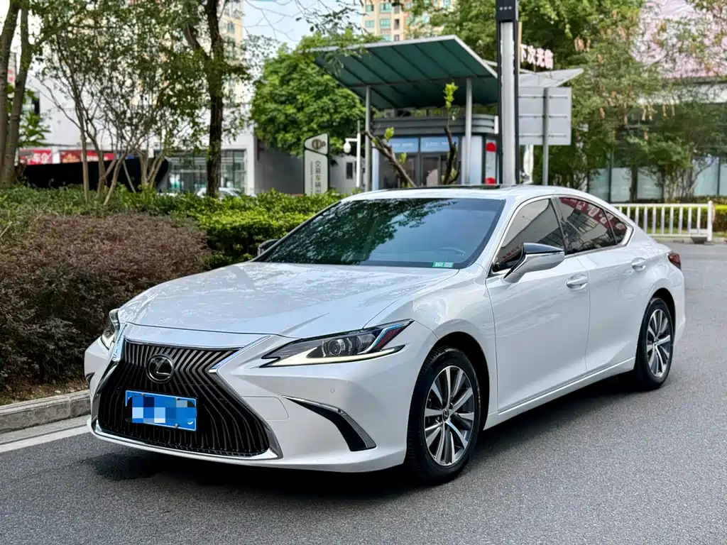 Lexus ES 2020 — фото 1