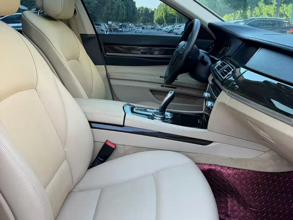 BMW 7 Series 2011 — фото 10