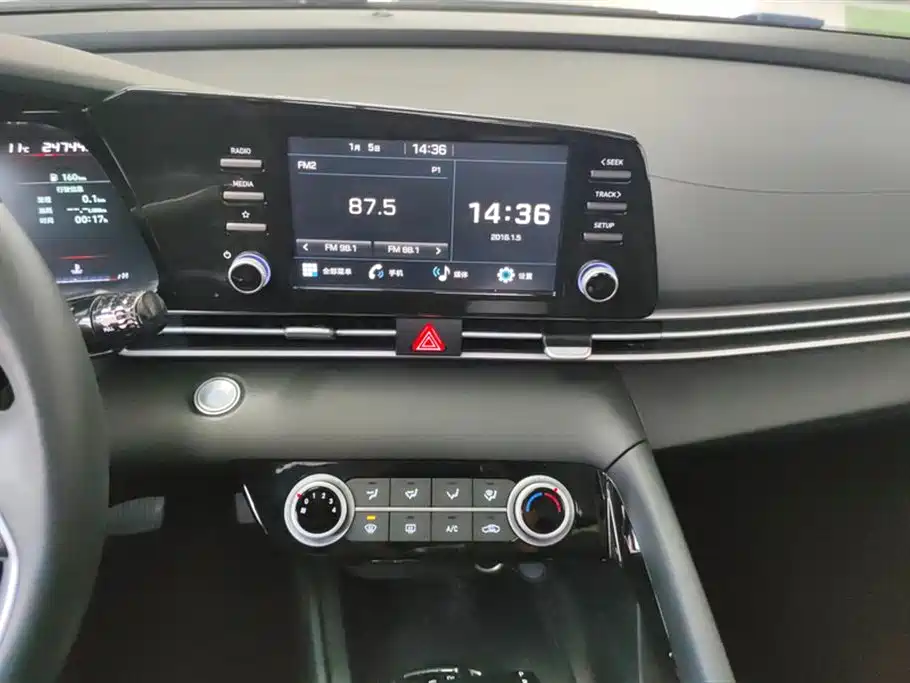 Hyundai Elantra 2023 — фото 13