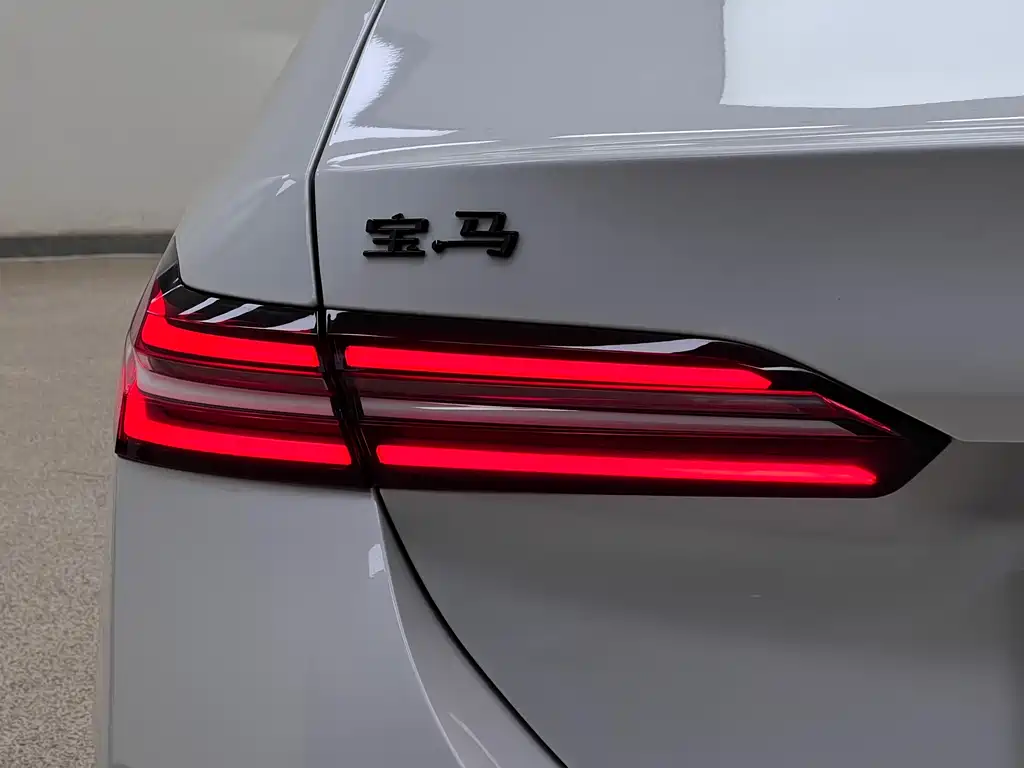 BMW 5 Series 2025 — фото 9