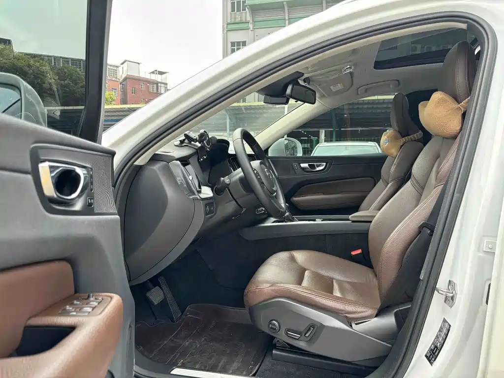 Volvo XC60 2019 — фото 12