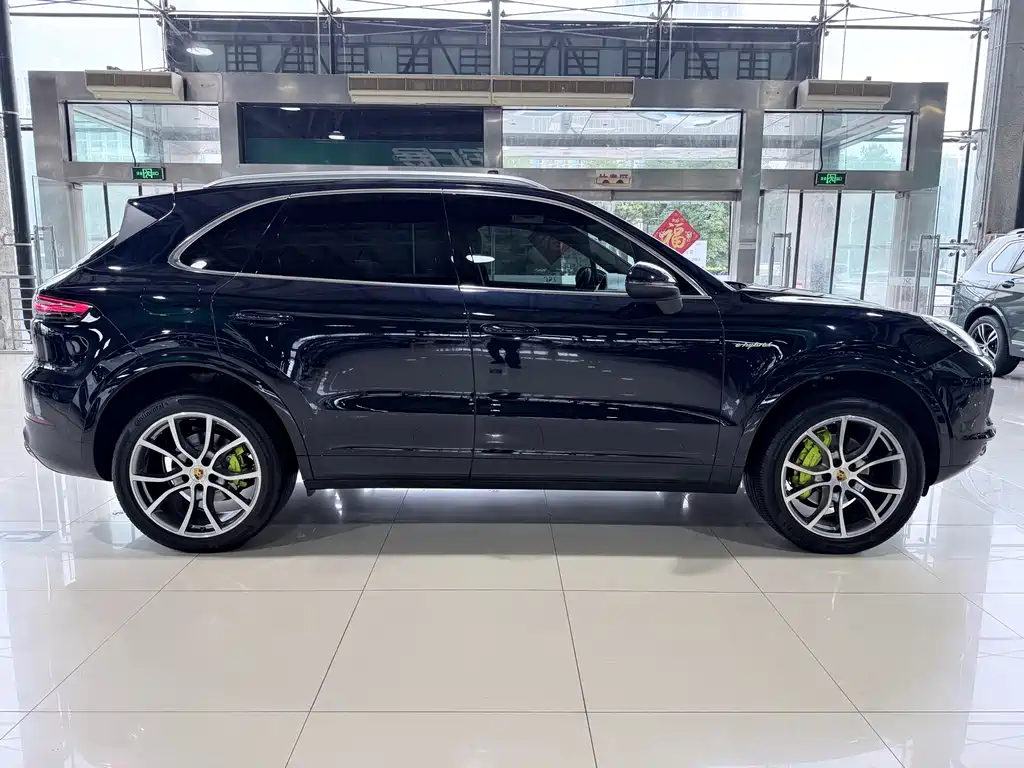 Porsche Cayenne Hybrid 2022 — фото 21