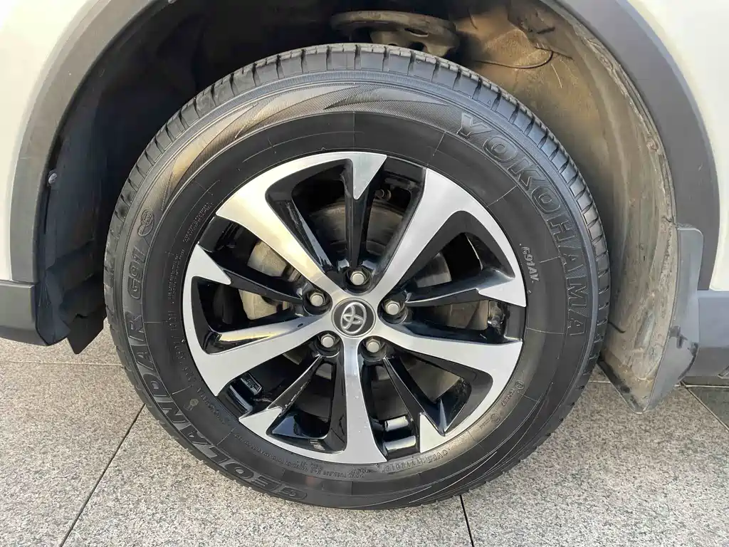 Toyota RAV4 2019 — фото 18