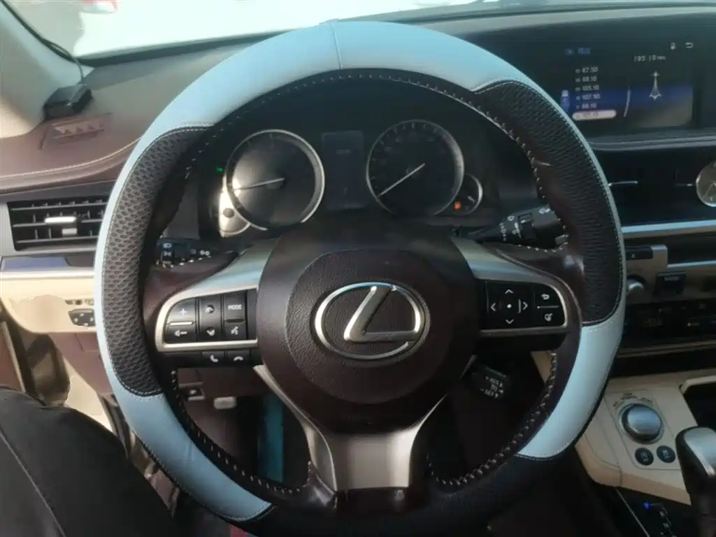 Lexus ES 2015 — фото 17