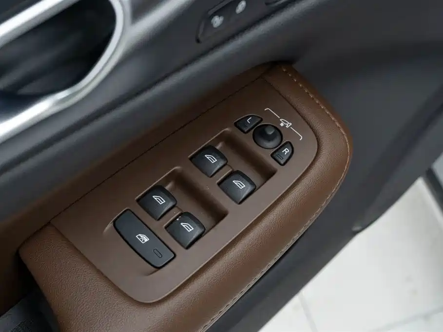 Volvo S60 2023 — фото 17