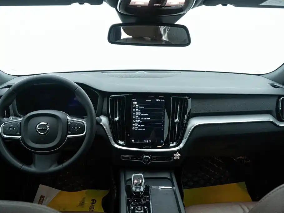 Volvo S60 2023 — фото 18