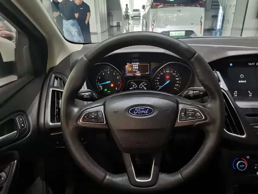 Ford Focus 2018 — фото 10