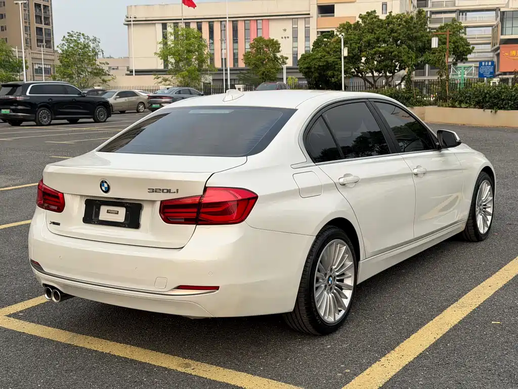 BMW 3 Series 2018 — фото 8