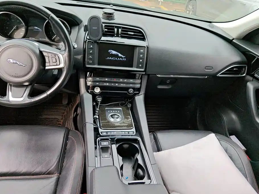 Jaguar F-PACE 2017 — фото 16