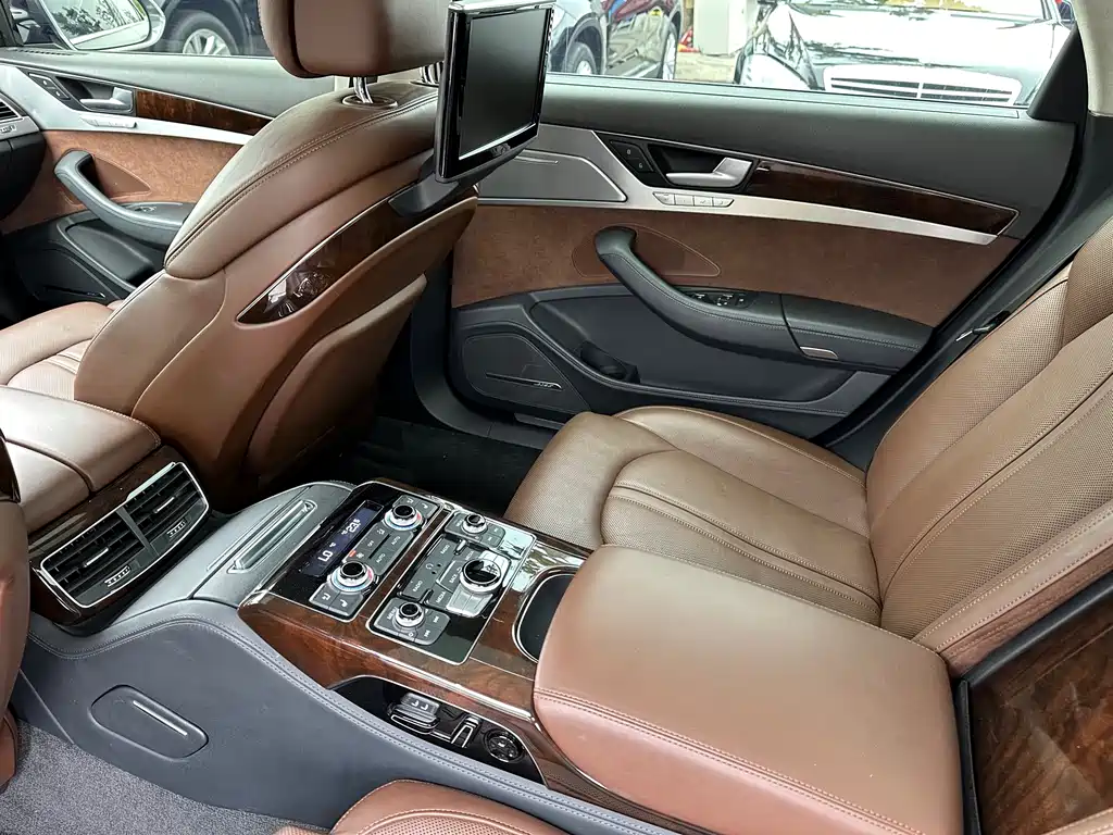 Audi A8 2015 — фото 12