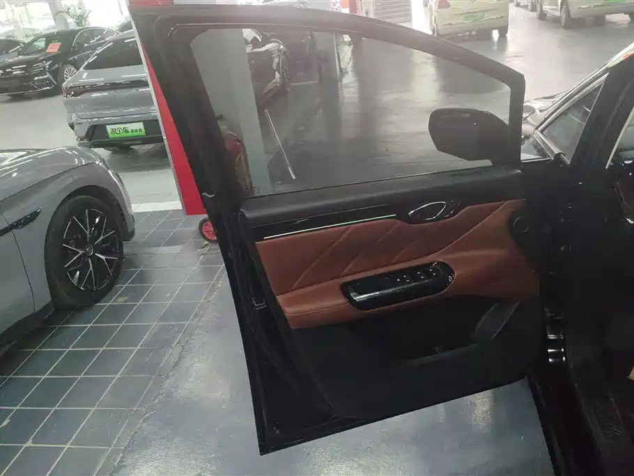 GAC Motor E8 PHEV 2025