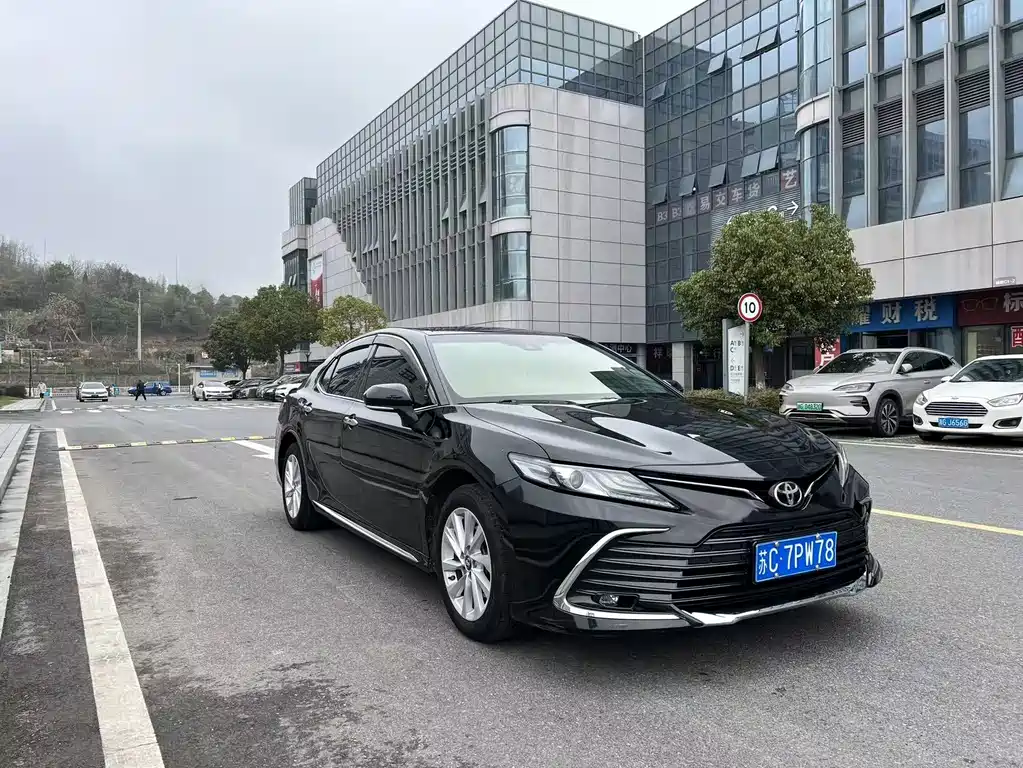 Toyota Camry 2023 — фото 3