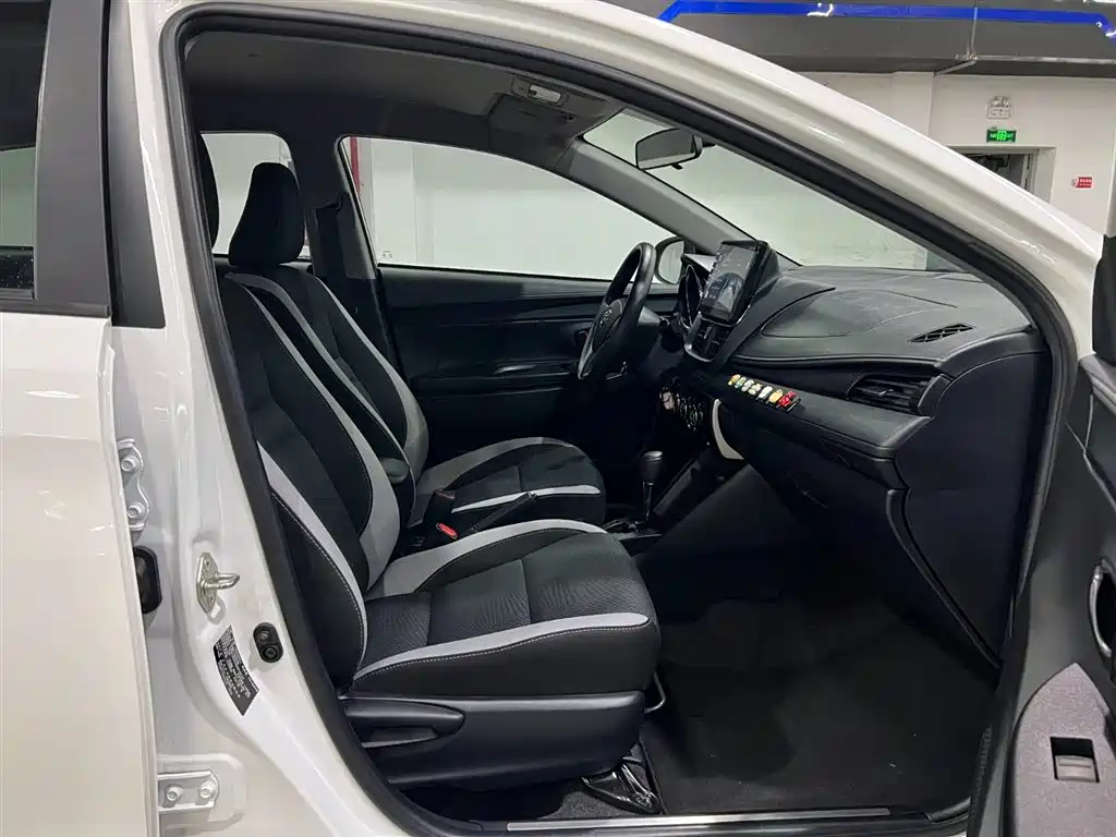Toyota Yaris L 2022 — фото 16