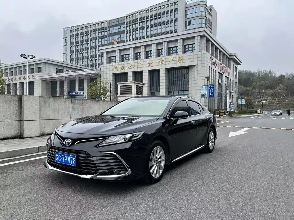 Toyota Camry 2023 — фото 1