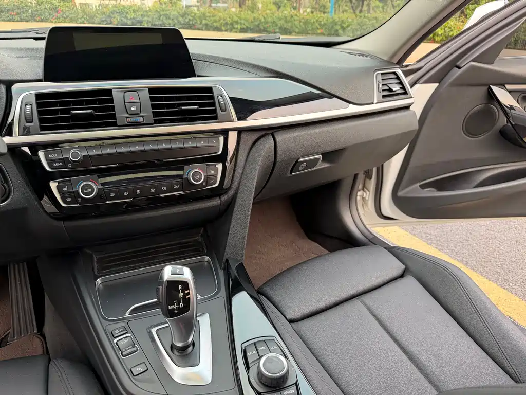 BMW 3 Series 2018 — фото 16
