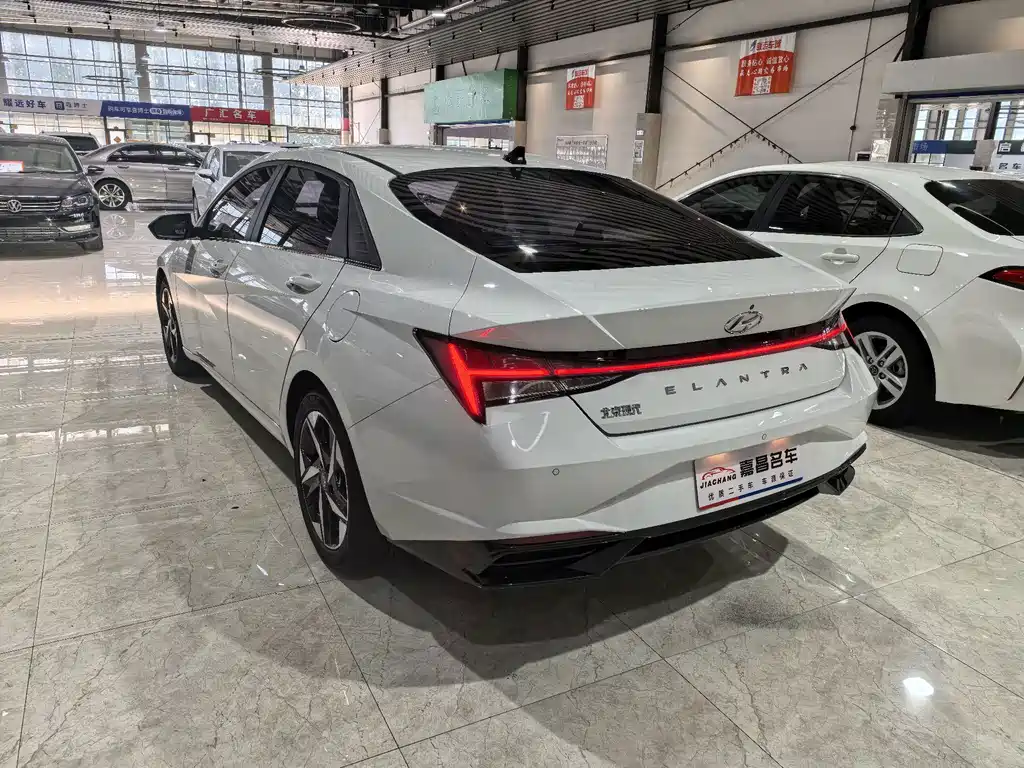 Hyundai Elantra 2023 — фото 17
