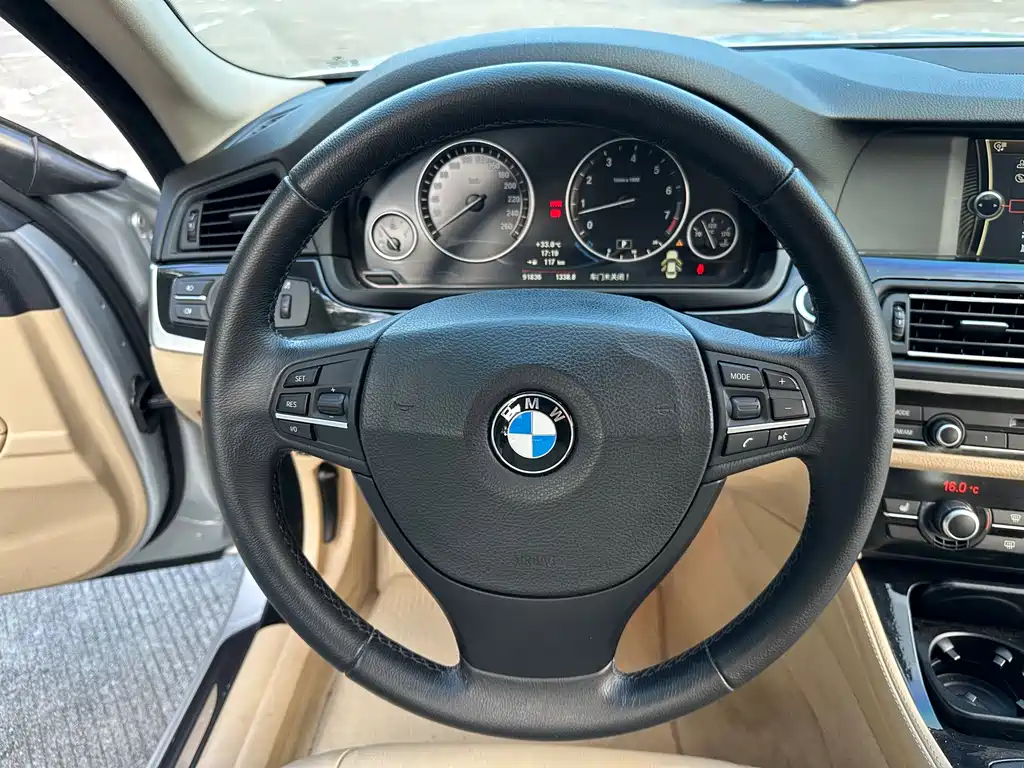 BMW 5 Series 2011 — фото 17