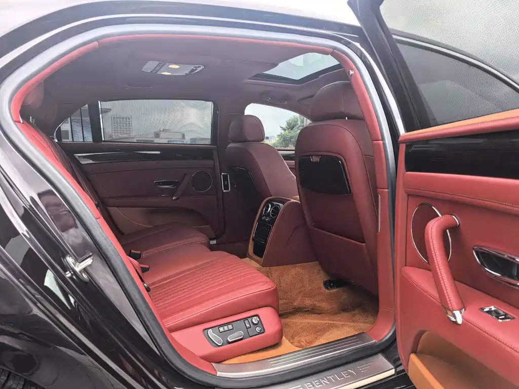Bentley Flying Spur 2018 — фото 11