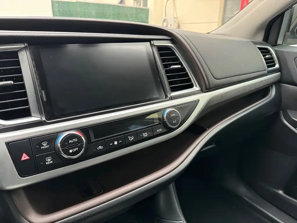Toyota Highlander 2022 — фото 18