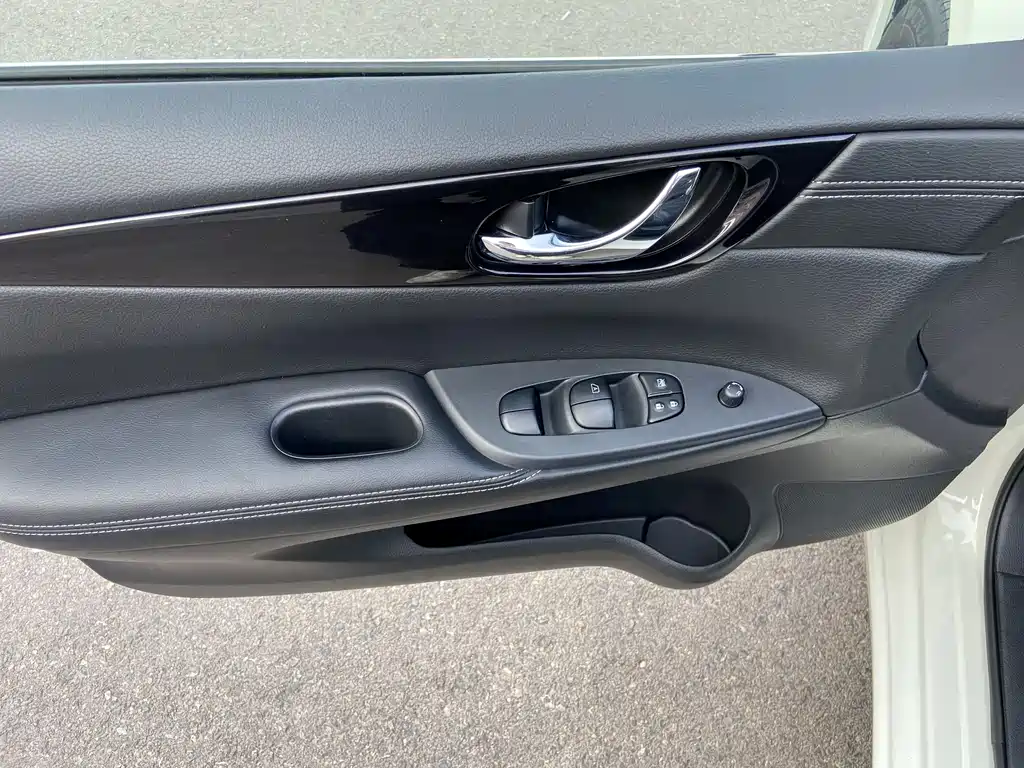 Nissan Tiida 2017 — фото 13