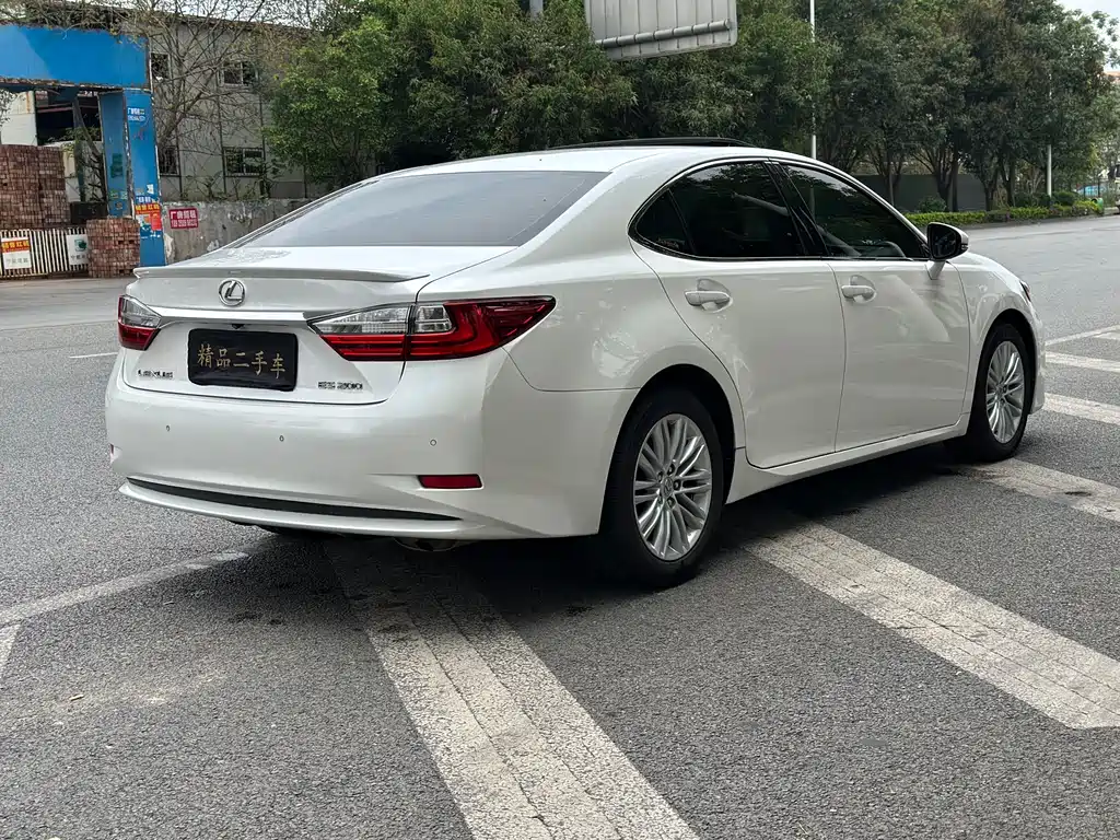 Lexus ES 2017 — фото 16