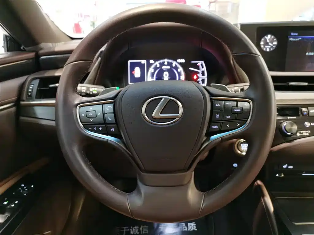 Lexus ES 2018 — фото 10