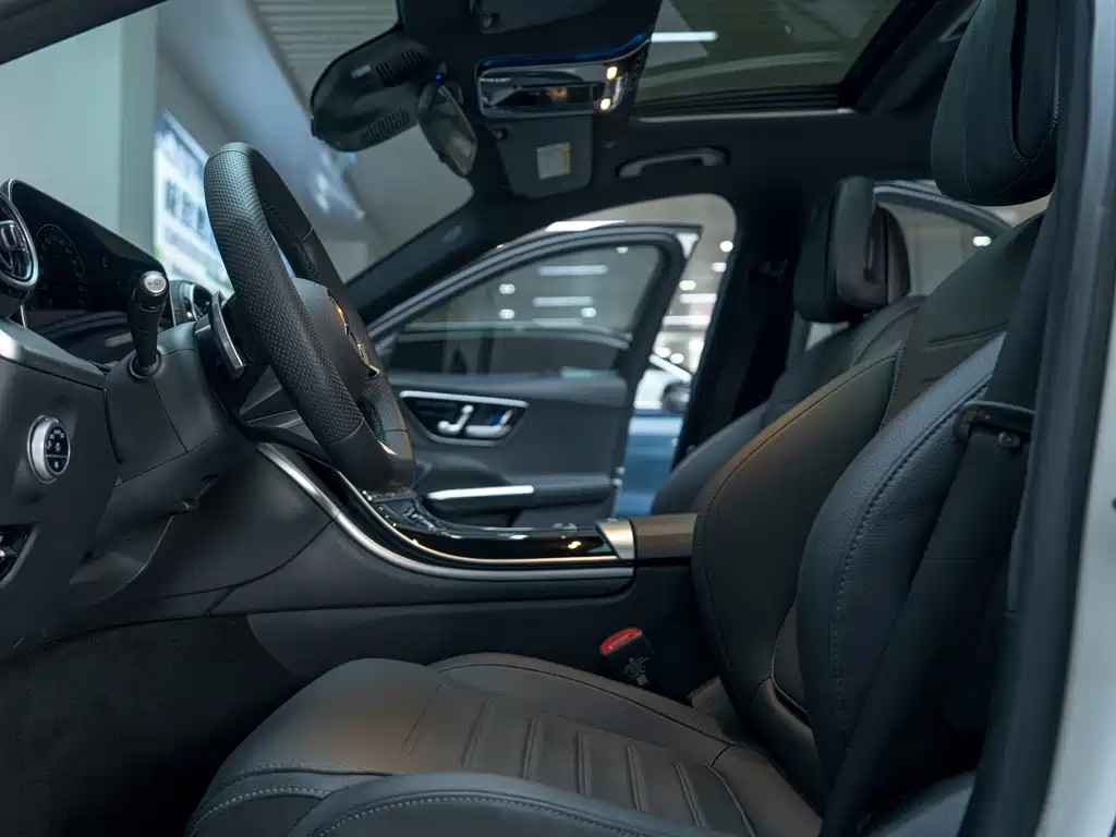 Mercedes-Benz C-Class 2025 — фото 12