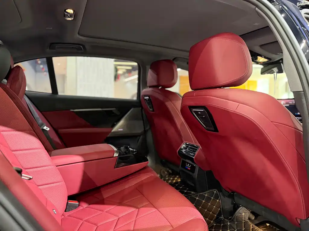 BMW 5 Series 2025 — фото 13