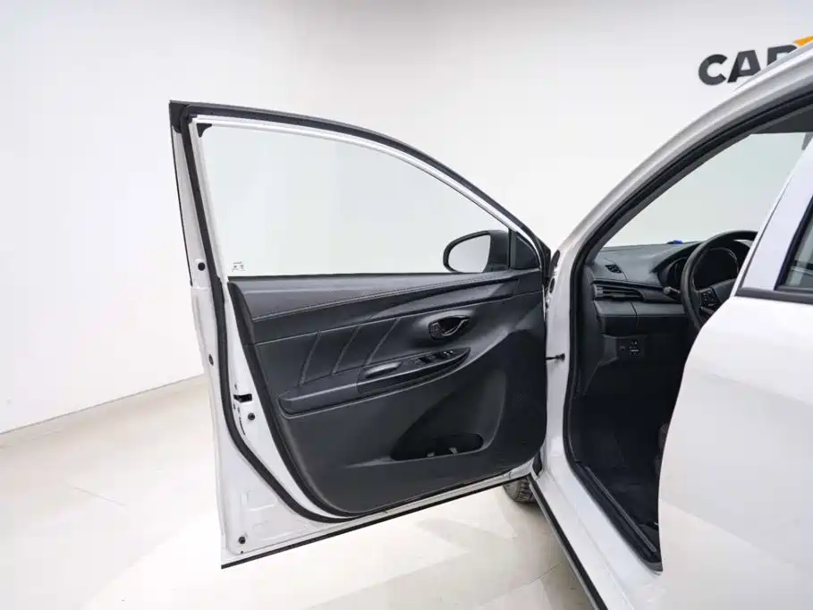 Toyota Yaris L 2023 — фото 12