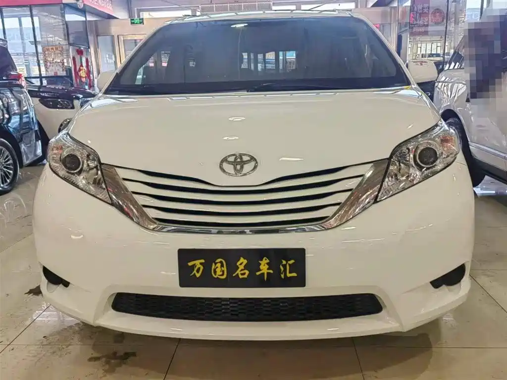 Toyota Sienna 2017 — фото 2